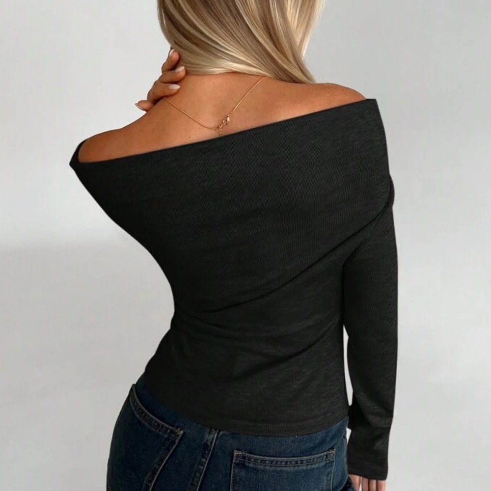 Off-Shoulder top - Picture 2 of 3